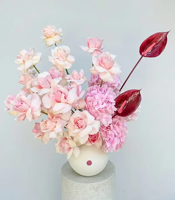 Pink Moment Deluxe Krem Seramik Vazoda Ortanca Gül Aranjmanı