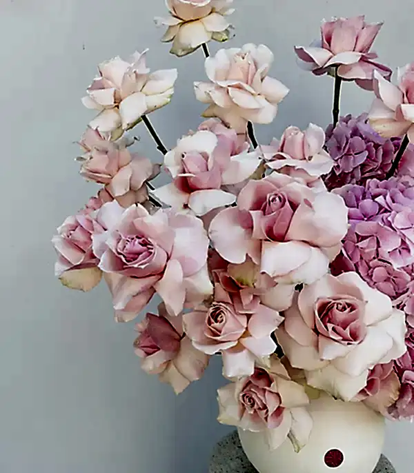 Pink Moment Deluxe Krem Seramik Vazoda Ortanca Gül Aranjmanı