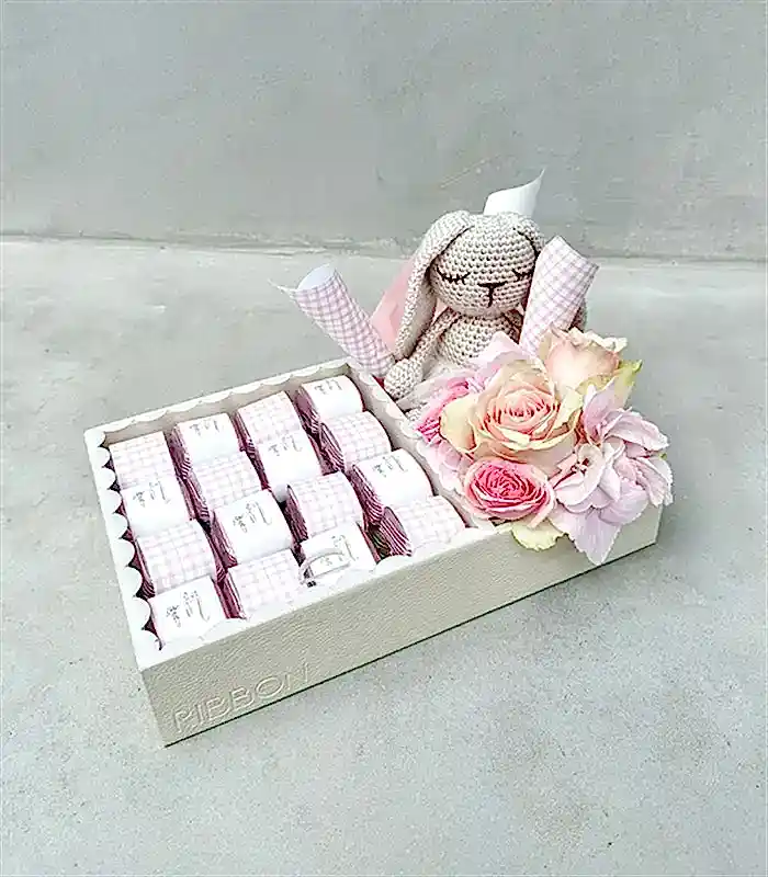 Pink Rabbit İsme Özel 32Li Yenidoğan Bebek Tebrik Çikolatası Grand Deluxe