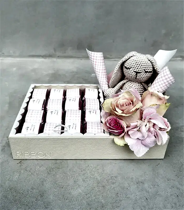 Pink Rabbit İsme Özel 32Li Yenidoğan Bebek Tebrik Çikolatası Grand Deluxe