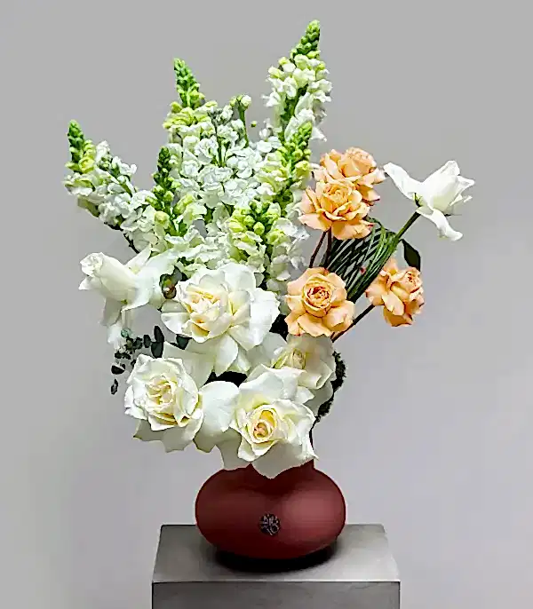 Poetic Mocha Mousse Seramik Vazoda Beyaz Kayısı Gül Aranjmanı