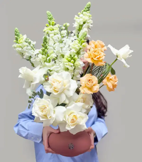 Poetic Mocha Mousse Seramik Vazoda Beyaz Kayısı Gül Aranjmanı