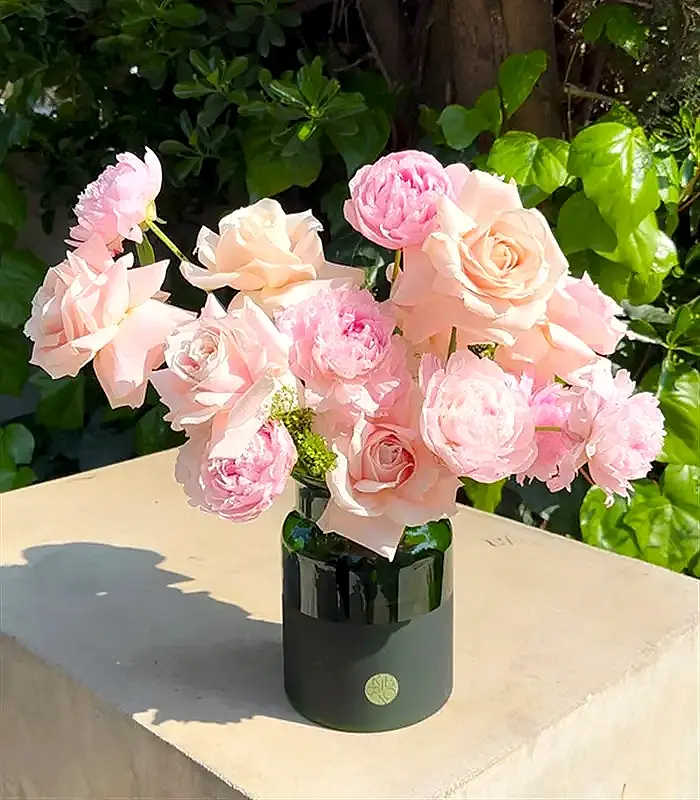 Puffy Heart Yeşil Vazoda Pudra Şakayık Gül Aranjmanı