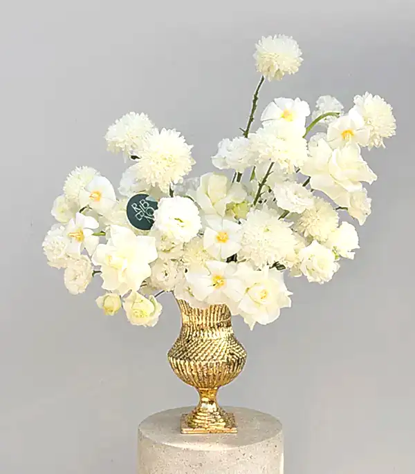 Pure Majesty Gold Ayaklı Vazoda Beyaz Çiçekler Aranjmanı