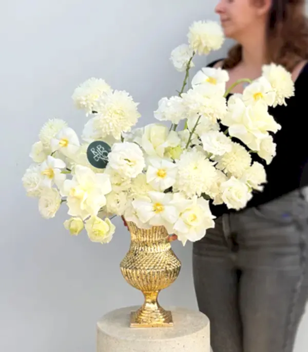 Pure Majesty Gold Ayaklı Vazoda Beyaz Çiçekler Aranjmanı
