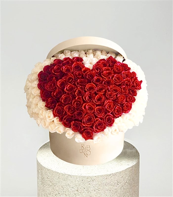 RIBBON Valentines 300 Beyaz Kırmızı Kalp Gül Empire Deluxe Kutu Aranjman