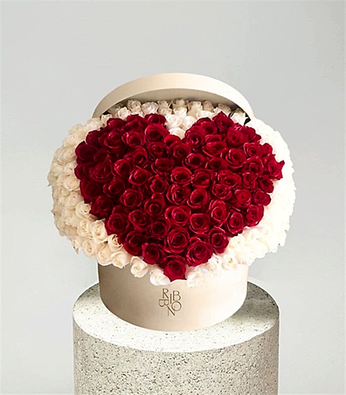 RIBBON Valentines 300 Beyaz Kırmızı Kalp Gül Empire Deluxe Kutu Aranjman