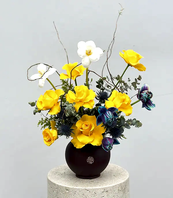 Roy Kahverengi Seramik Vazoda Sarı Gül Galaksi Lale Aranjmanı
