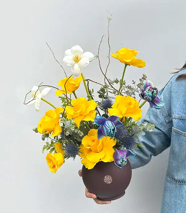 Roy Kahverengi Seramik Vazoda Sarı Gül Galaksi Lale Aranjmanı