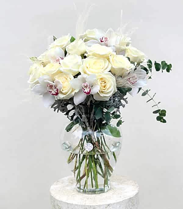 Saf Aşk Cam Vazoda Beyaz Gül Cymbidium Orkide Aranjmanı