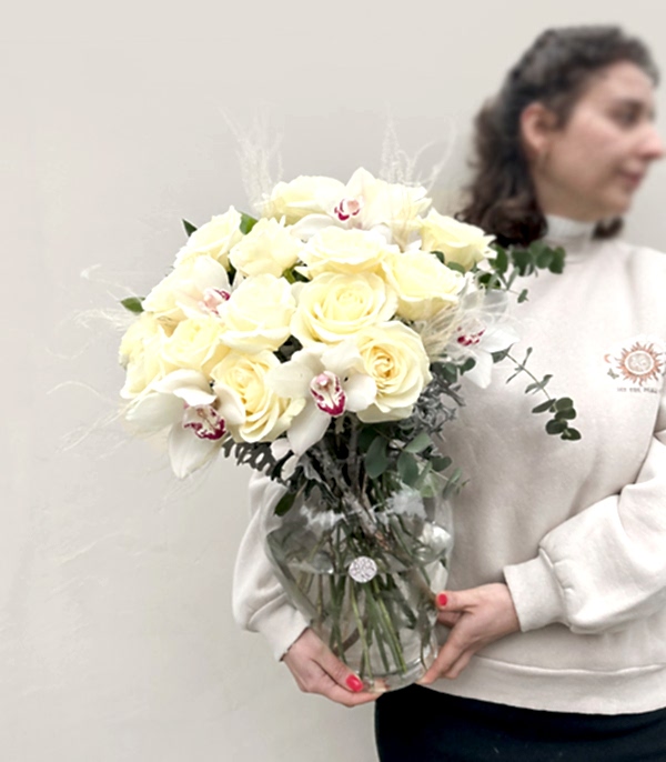 Saf Aşk Cam Vazoda Beyaz Gül Cymbidium Orkide Aranjmanı