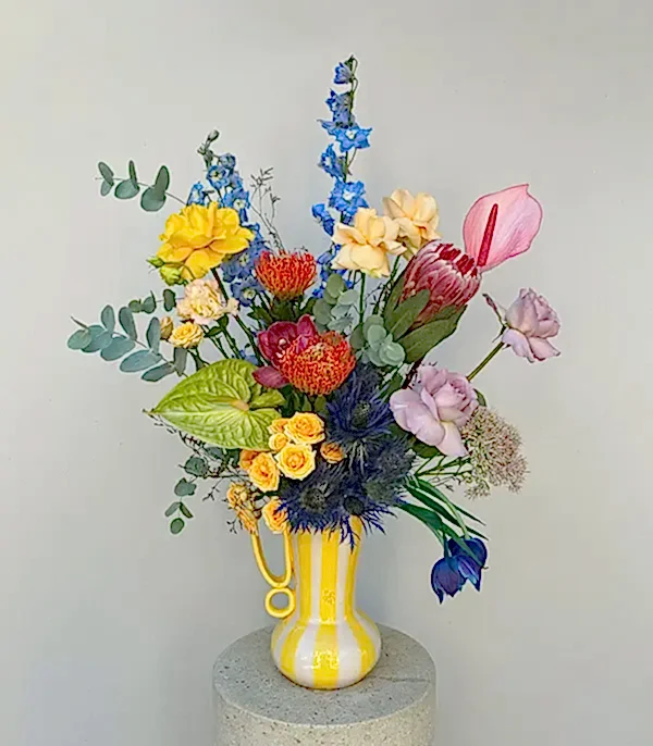 Sarı El İşi Seramik Sürahi Vazoda Rengarenk Çiçekler