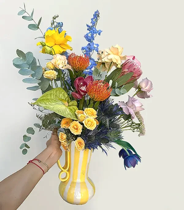 Sarı El İşi Seramik Sürahi Vazoda Rengarenk Çiçekler