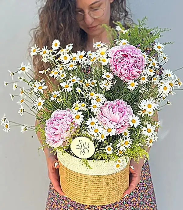 Sepette Papatyalar Pembe Şakayık Yaz Aranjmanı