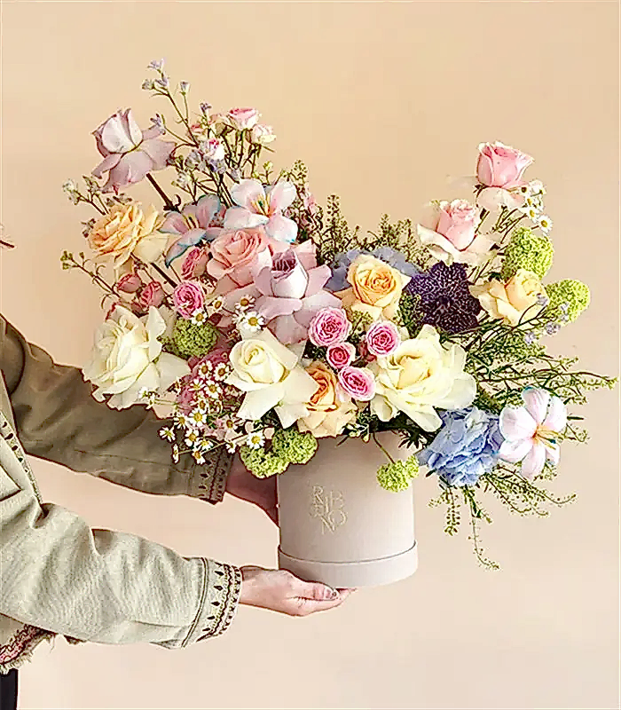 Seraphina Deluxe Krem Kutuda Renkli Çiçekler Aranjmanı