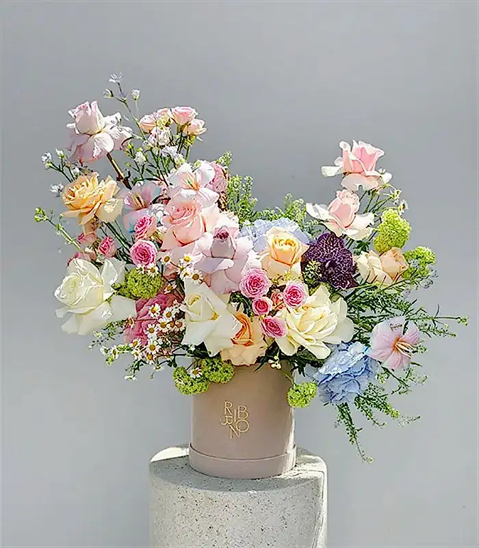 Seraphina Deluxe Krem Kutuda Renkli Çiçekler Aranjmanı