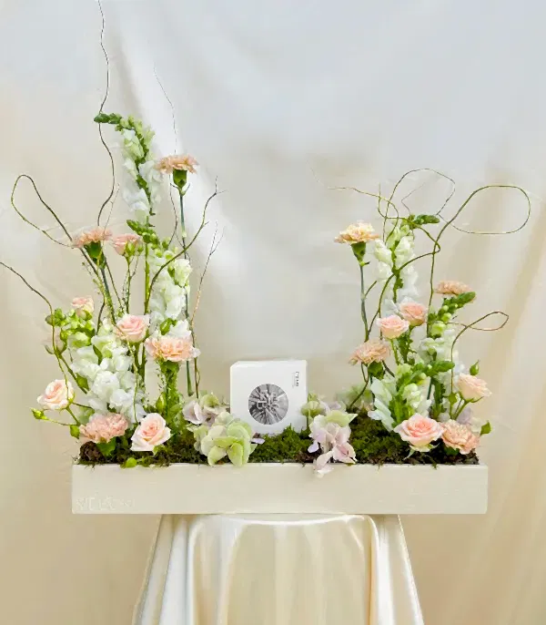 Serenade of Flowers Mumlu Grand Deluxe Deri Kutu Çiçek Aranjmanı