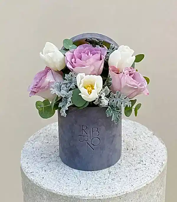 Shana Gri Mini Kutuda Lila Gül Beyaz Lale Aranjmanı