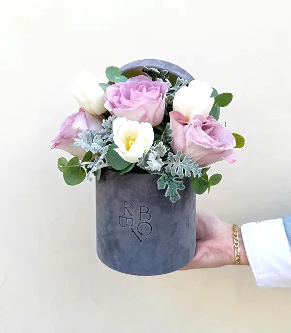 Shana Gri Mini Kutuda Lila Gül Beyaz Lale Aranjmanı