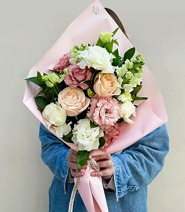 Sheryl Kayısı Gül Beyaz Çiçekler Mini Buket