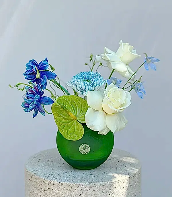 Sirius Yeşil Mini Vazoda Galaksi Lale Beyaz Gül Yaz Aranjmanı