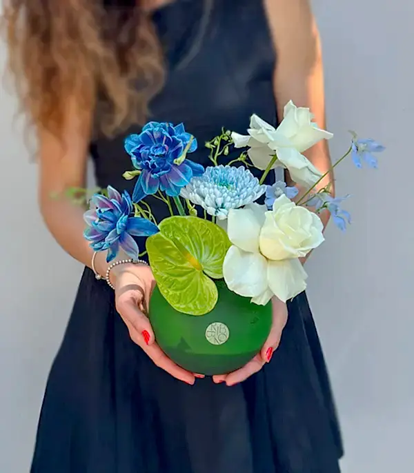 Sirius Yeşil Mini Vazoda Galaksi Lale Beyaz Gül Yaz Aranjmanı