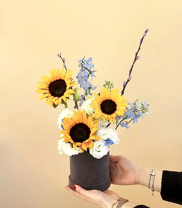 Sky Kissed Sun Gri Mini Kutuda Ayçiçeği Delfinyum Aranjmanı