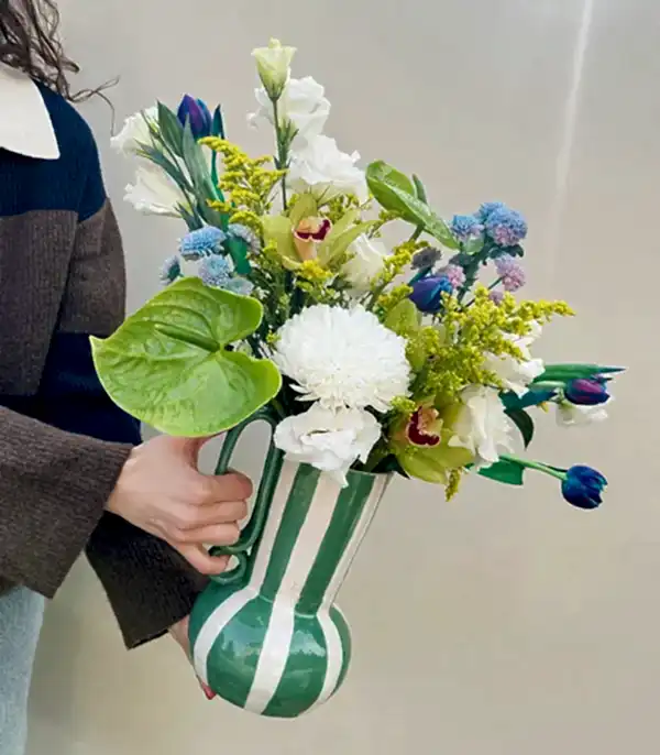 Spring Reverie Yeşil El İşi Seramik Sürahi Vazoda Galaksi Lale Antoryum Aranjman