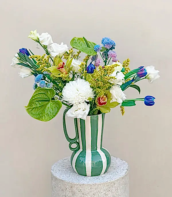 Spring Reverie Yeşil El İşi Seramik Sürahi Vazoda Galaksi Lale Antoryum Aranjman