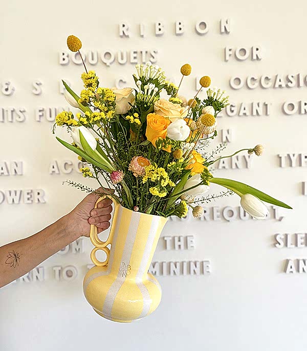 Sunkissed Sarı El İşi Seramik Sürahi Beyaz Lale Turuncu Gül Vazoda Aranjman