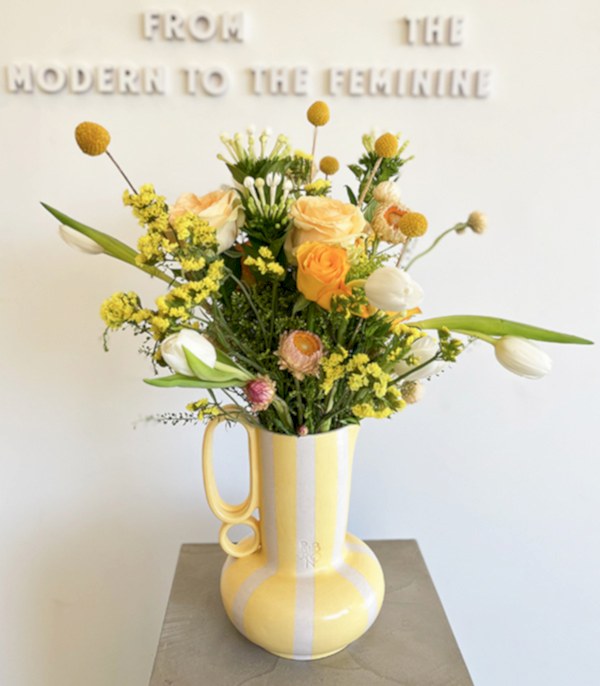 Sunkissed Sarı El İşi Seramik Sürahi Beyaz Lale Turuncu Gül Vazoda Aranjman