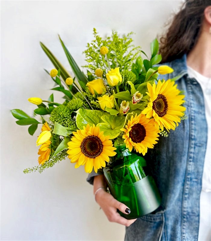 Sunny Day Yeşil Vazoda Ayçiçekli Sarı Lale Sarı Gül Çiçekler