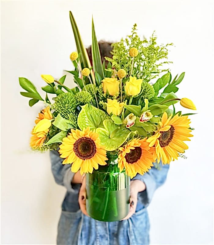 Sunny Day Yeşil Vazoda Ayçiçekli Sarı Lale Sarı Gül Çiçekler