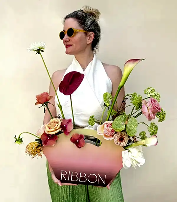 Sunrise Sky Vuvuzela Gül Beyaz Şakayık Çantada Çiçek