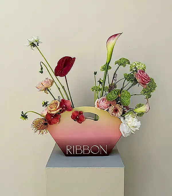 Sunrise Sky Vuvuzela Gül Beyaz Şakayık Çantada Çiçek