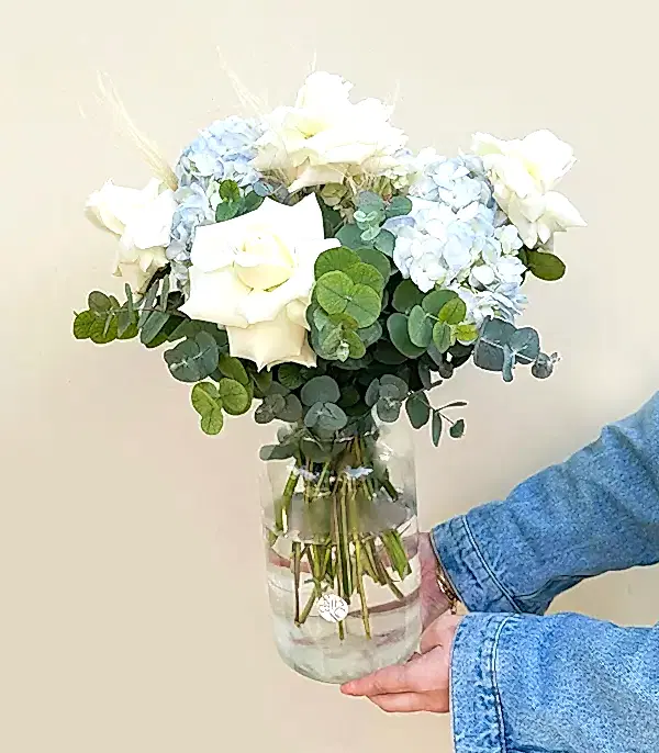 Thais Cam Vazoda Mavi Ortanca Beyaz Güller Aranjmanı