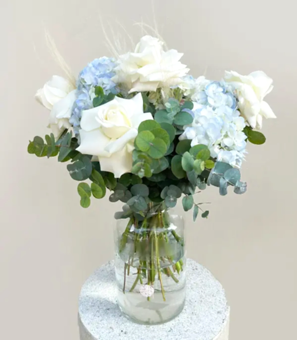 Thais Cam Vazoda Mavi Ortanca Beyaz Güller Aranjmanı