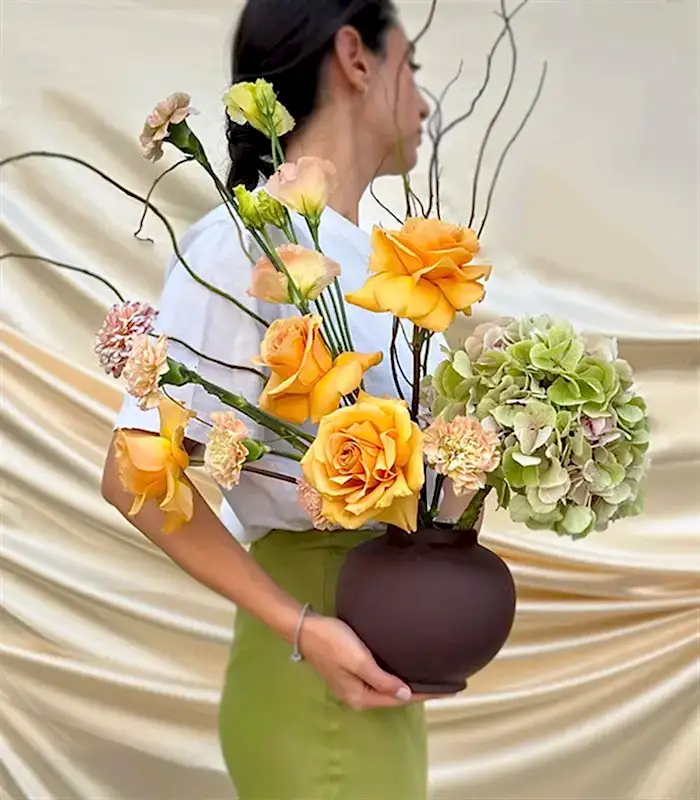 The Bard Seramik Vazoda Karamel Gül Ortanca Aranjmanı