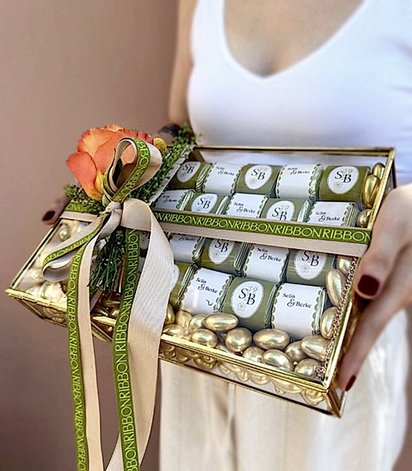 Turuncu Gold Royal Deluxe İsme Özel 56Lı Cam Çikolata Kutusu