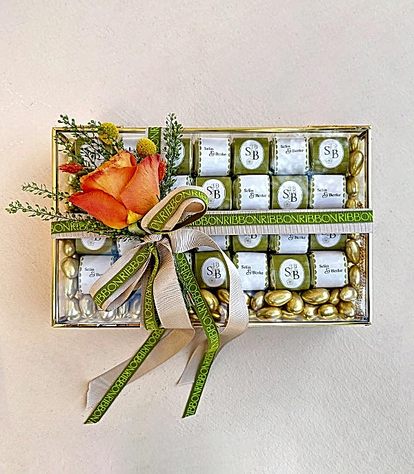 Turuncu Gold Royal Deluxe İsme Özel 56Lı Cam Çikolata Kutusu