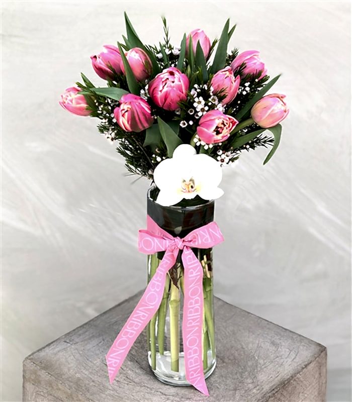 Vazoda Pembe Laleler ve Orkide