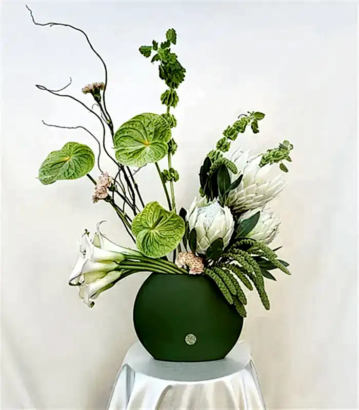 Victoria Dreams Seramik Vazoda Beyaz Protea Yeşil Antoryum Aranjmanı