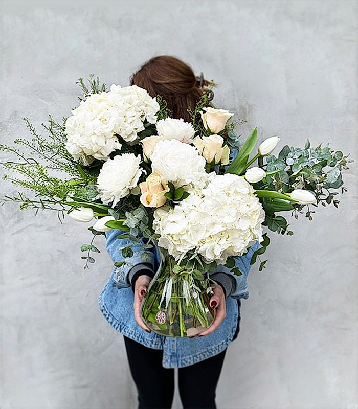 Whisper White Deluxe Beyaz Ortanca Şakayık Lale Vazo Aranjmanı