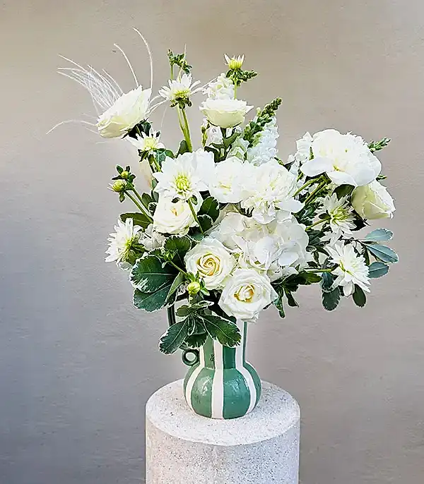 Yeşil El İşi Seramik Sürahi Vazoda Beyaz Şakayık Ortanca Aranjman